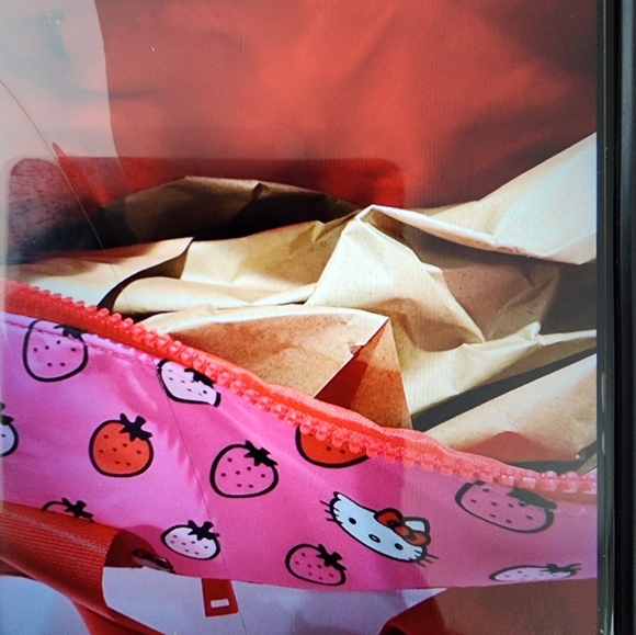 NWT Beautiful 3peice Travel Bag Hello Kitty 🍓! Will receive a free Hello Kitty - Picture 5 of 11